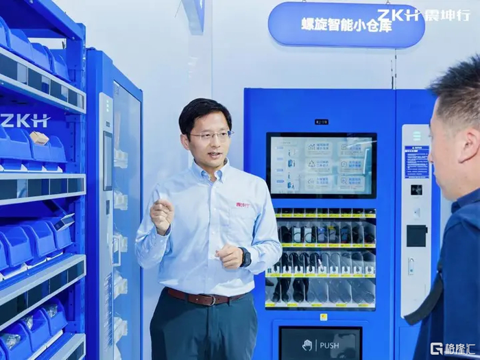 震坤行CTO、玲珑智能CEO刘阳（图左一）在展台前现场分享（企业供图）