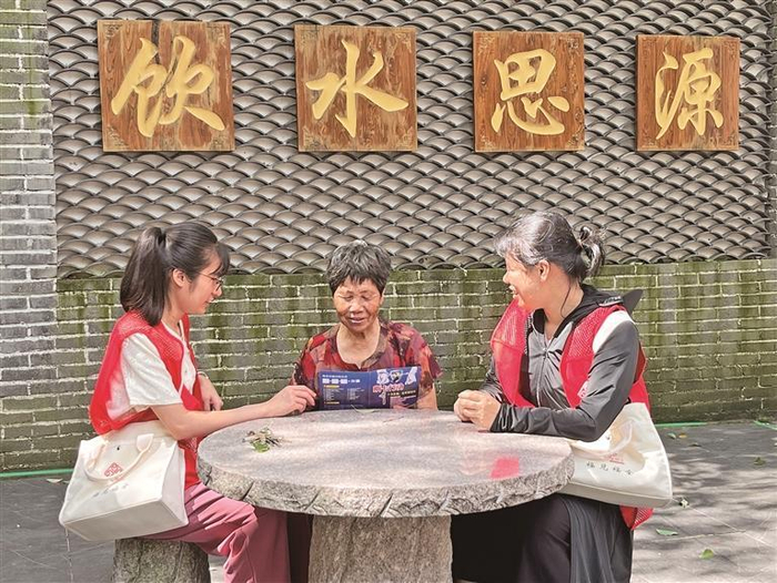 福全社区网格员开展政策宣传