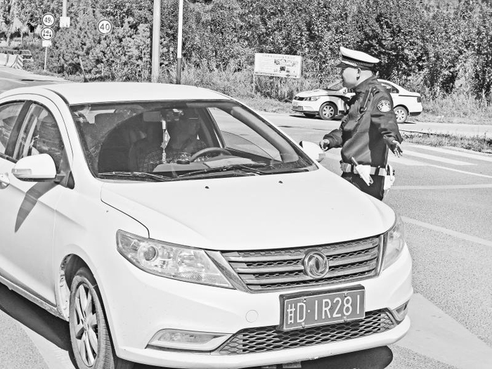 　　市公安局交通管理支队印台大队民警全力守护辖区道路畅通 通讯员 陶燕摄