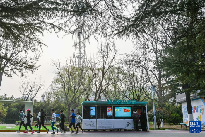 济南泉城公园内，健身爱好者在健身步道跑步。新华社记者 朱峥 摄