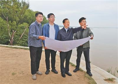 董增川（右二）和团队成员开展实地调研。河海大学供图