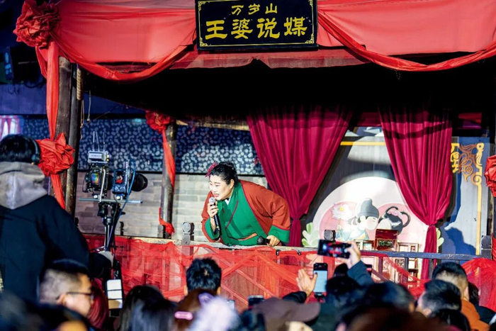 河南开封万岁山武侠城的“王婆说媒”现场  图/视觉中国