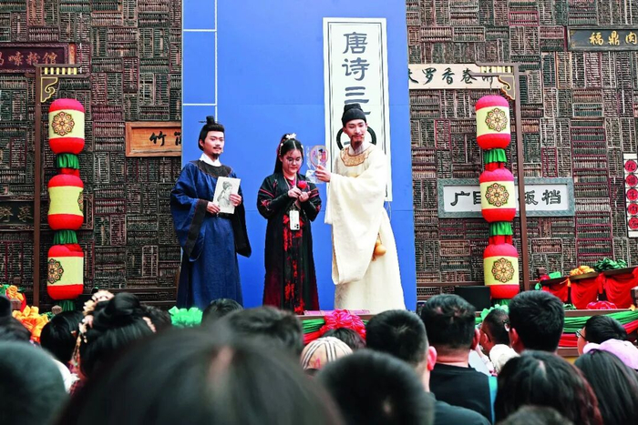 河北唐山河头老街“李白”和“杜甫”与游客互动。图/视觉中国