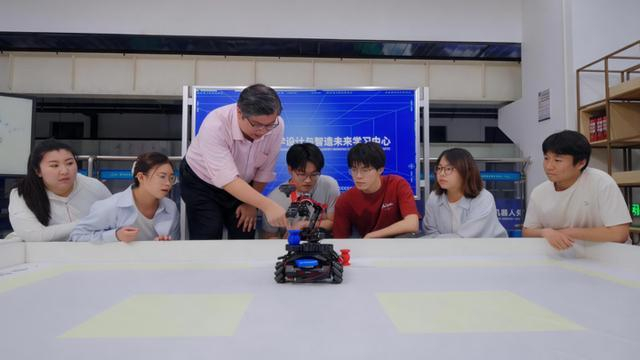 新学期，天津大学设计与智造未来学习中心内，教师指导学生完成项目式教学任务。受访者供图