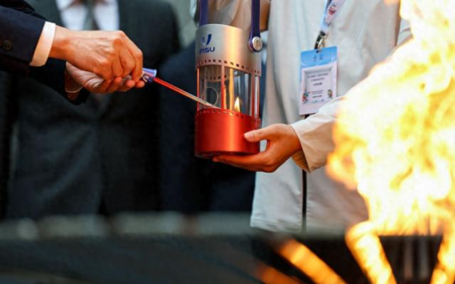 10月8日，长春2027年第33届世界大学生冬季运动会火种在意大利都灵成功采集。新华社记者 王楷焱 摄