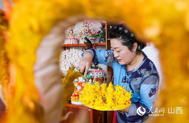 刘丽丽正在制作面塑。人民网记者 王帆摄