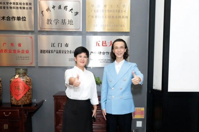 △新会区人社局局长林奕欢一行莅临新宝堂官方级非遗展厅参观调研