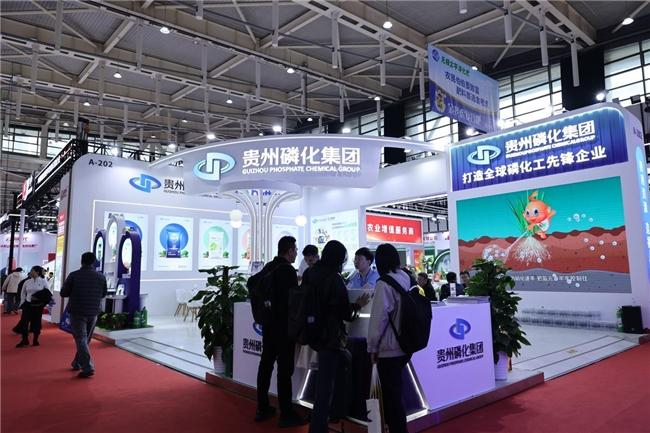 图：往届展会参展企业与观众交流现场