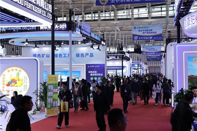 图：往届磷复肥工业展览会展馆现场