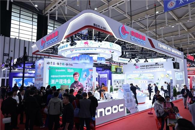 图：往届展会企业产品展示与现场交流