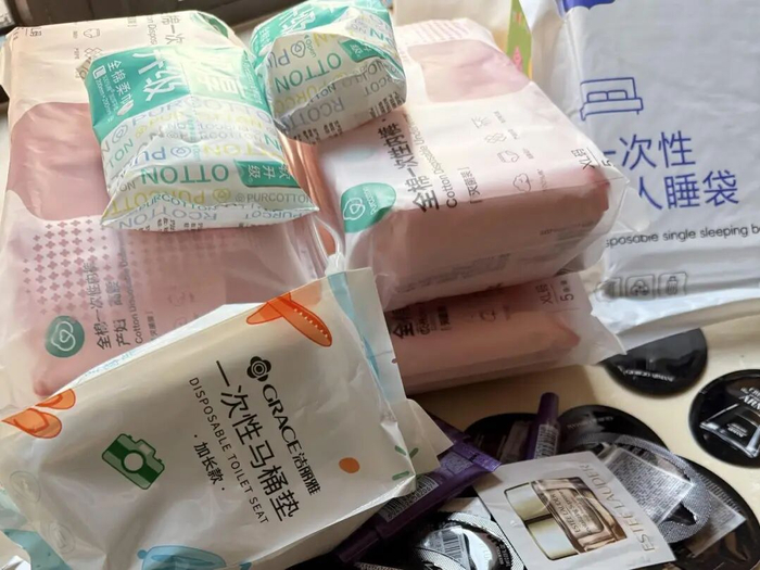 次抛产品种类多样。崔宁 摄