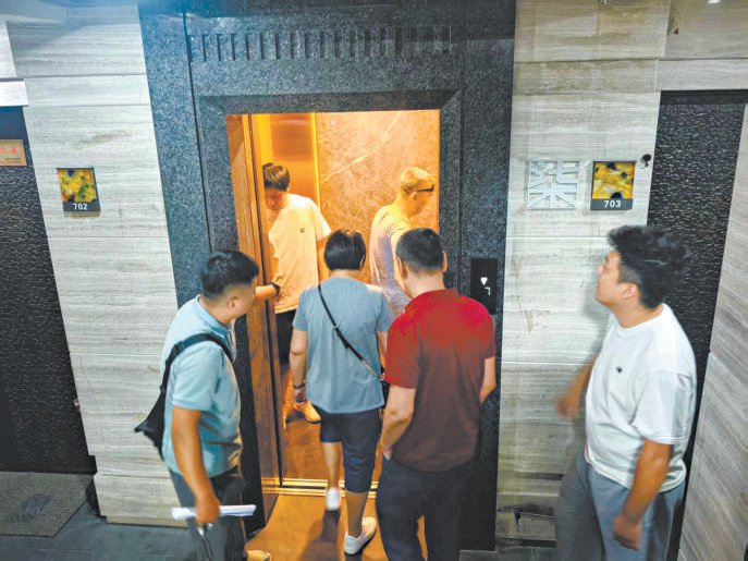 物业工作人员带领居民验收新电梯。 社区 供图