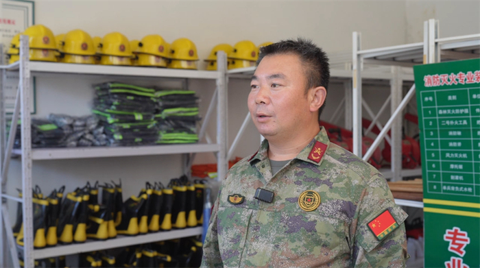 红旗民兵营现任（第九任）营长赵江伟介绍民兵营的现状。