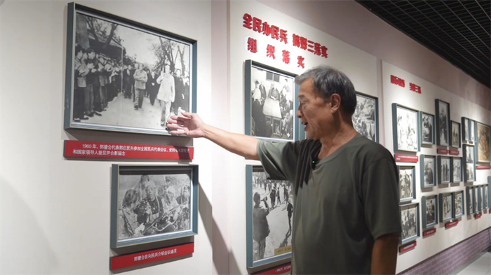 刘振江向记者介绍半自动步枪的来历。张文进 摄