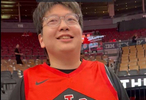 有心了！中国球迷观战猛龙季前赛 展示李凯尔职业生涯全部球衣
