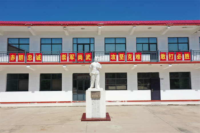 红旗民兵营驻地内矗立的郭庄烈士纪念碑。 张文进 摄