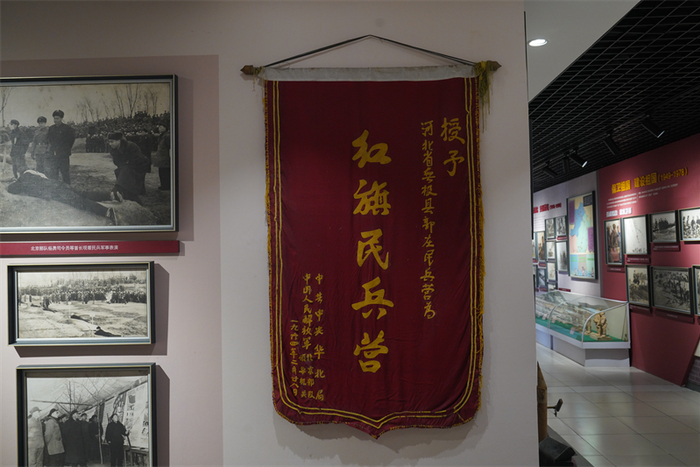 红旗民兵营展室内的锦旗。 张文进 摄