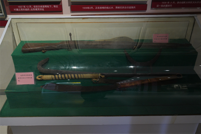 红旗民兵营展室内的革命文物。 张文进 摄