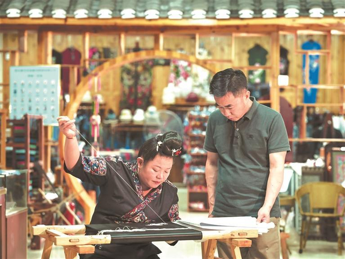 邰春花为本次合作订单打样。（受访者供图）