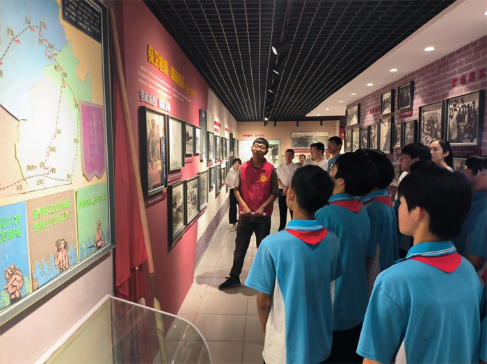 学生参观无极县郭庄红旗民兵营。无极县委宣传部供图