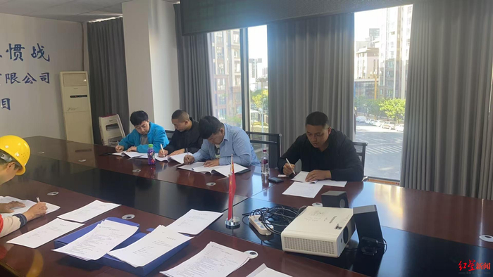 ▲东部新区公安分局侦破务工敲诈案
