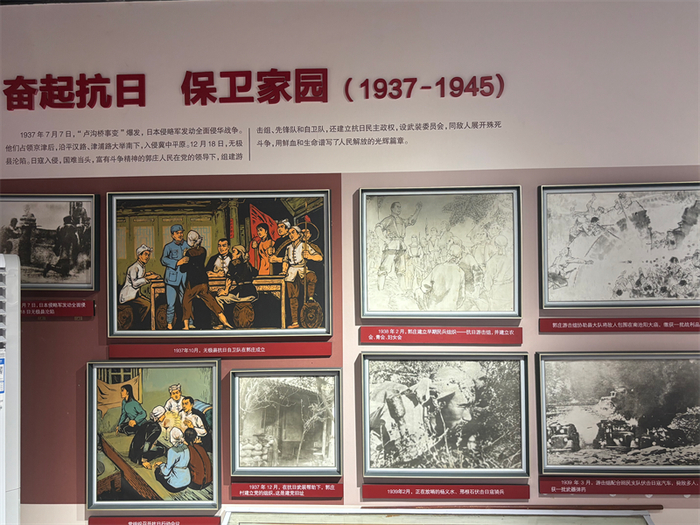 红旗民兵营展室内的老照片、图画等。 张文进 摄