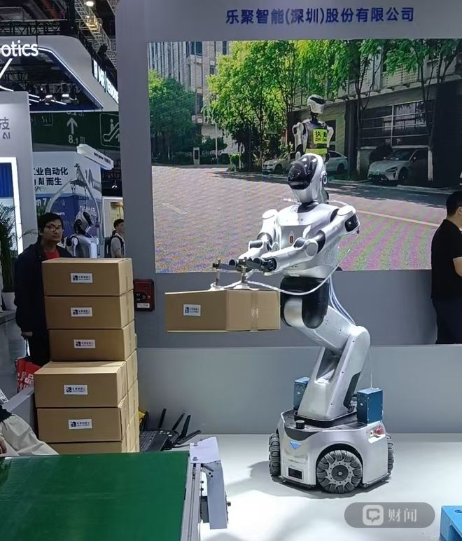 正在工作的乐聚机器人 李向磊/摄