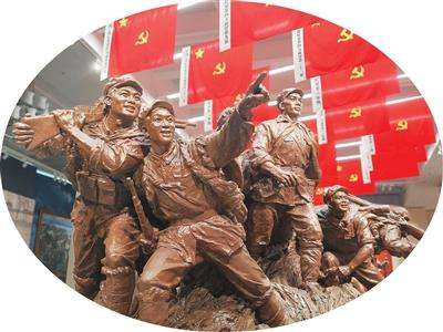 展厅里的《红军过草地》雕塑。本报记者 蒋雨师摄