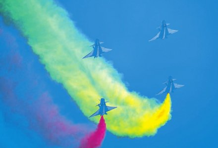 第十五届中国航展上，空军八一飞行表演队进行飞行表演。新华社记者  张永进 摄