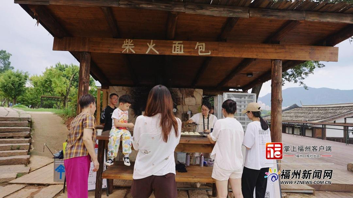 游客络绎不绝。