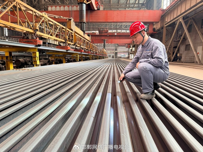 10月12日，河钢集团邯钢公司大型轧钢厂职工正在检查采用高品质钢洁净化制备关键技术生产出的高速重轨产品质量。李娇摄