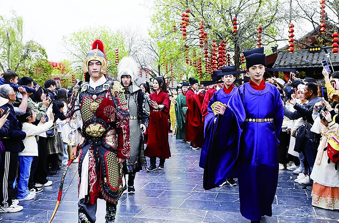     开封清明上河园景区，现场举行的民俗表演巡游吸引了大批游客。 新华社发