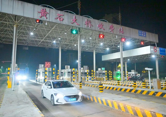 封闭前仍有车辆抓紧通过收费站
