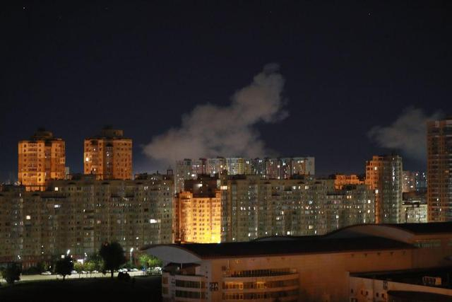9月17日凌晨，乌克兰首都基辅市第聂伯区遭多枚导弹袭击并升起浓烟。新华社记者 李东旭 摄