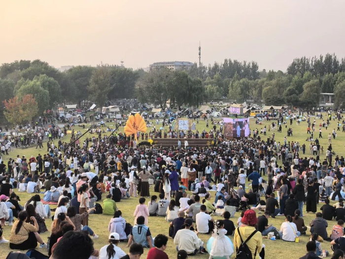近日，北京大兴永定公园内，市民与游客正在观看表演。记者 史佳桐 摄