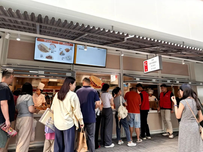 现制餐饮处人气旺盛