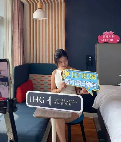 达人实地探店。