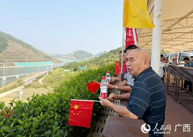 游客慕名前来打卡平陆运河。人民网记者 冯肖慧摄