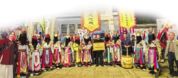 刚刚结束表演的杨武地戏队。  本报记者 王潇 摄