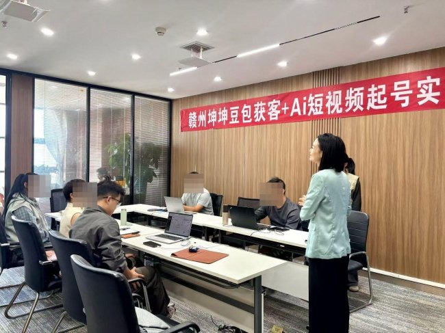 图2 学员围坐实操研讨（学员面部已打码）