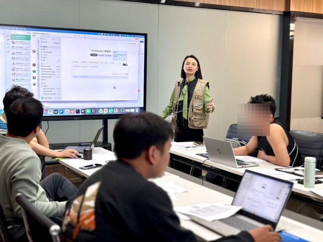 　　图3 讲师现场演示AI智能体与WorkBuddy实操（学员面部已打码）