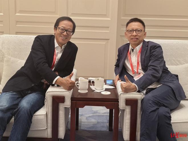 ▲张朝阳（右）、俞敏洪（左）在成都参加2026北京网络企业红色故土行活动。图据受访者