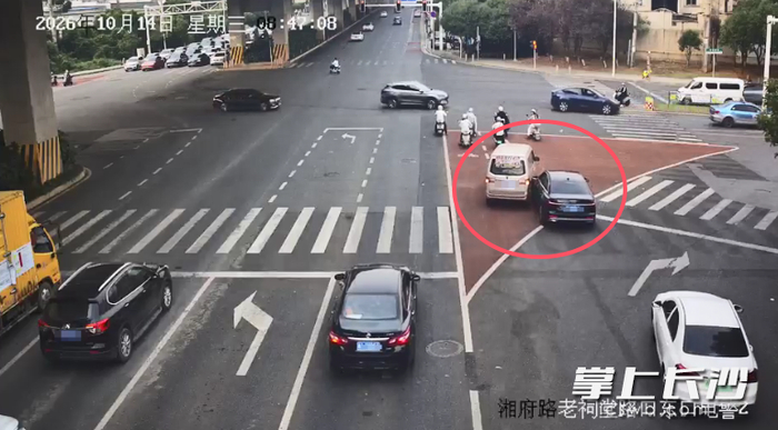 事发惊险一幕。监控视频截图