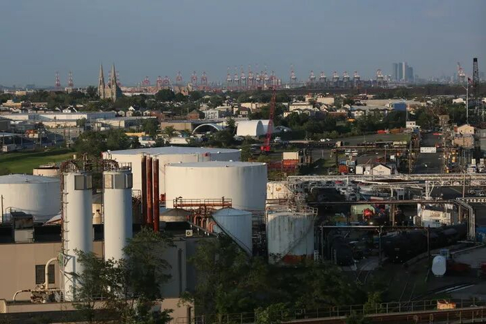 这是8月24日在美国纽约拍摄的油品转运站。新华社记者张凤国摄