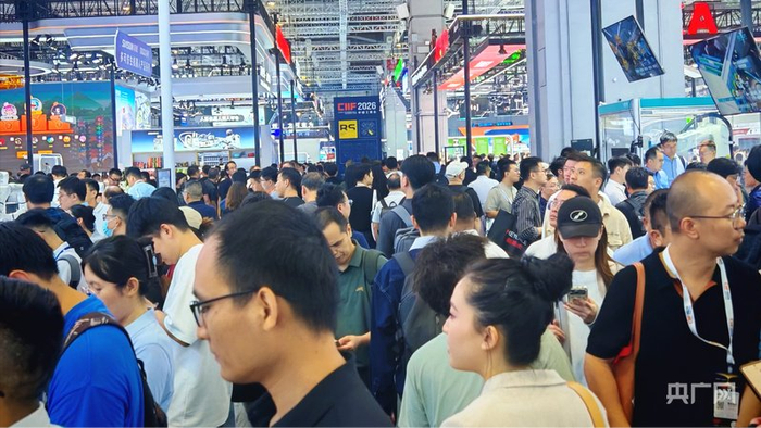 第二十六届工博会现场参观者摩肩擦踵（央广网记者  冯丽  摄）