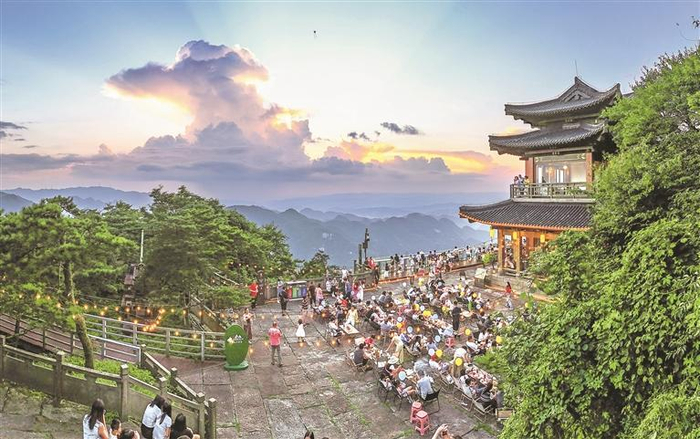 遵义市汇川区娄山关景区西风台晚霞。  田锦泓 摄