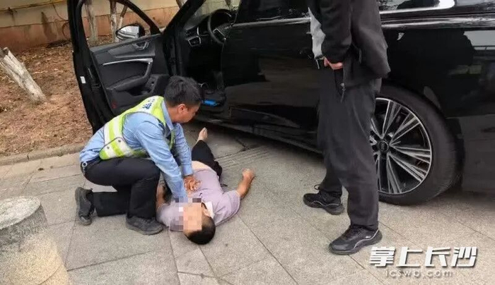 辅警李辉和热心市民易劲松接力为昏迷司机做心肺复苏。雨花交警 供图