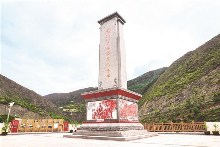   红一、四方面军达维会师纪念碑。        本报记者 汪国锋 摄