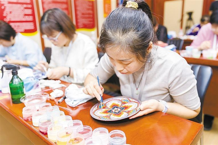     图为“匠艺争锋”景泰蓝职业技能大赛现场，参赛选手正在“点蓝”。     本报记者 杨苗苗 本报通讯员 何赛 摄