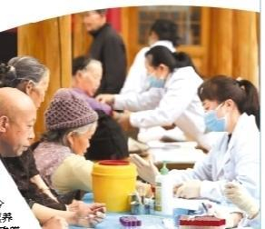 医护人员为岑巩县65岁以上老年人开展健康体检。 （岑巩县融媒体中心供图）